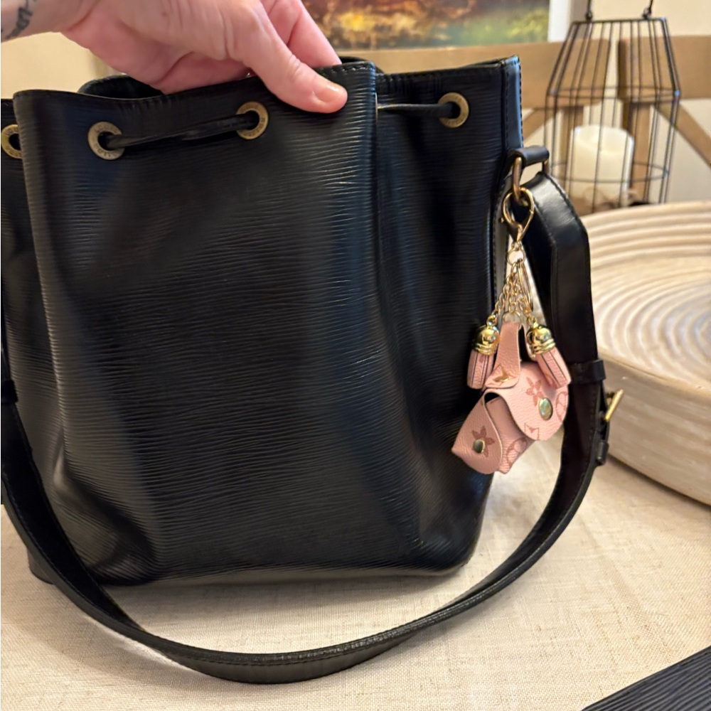 Louis Vuitton Black Shoulder Bag with Sleek Design - Picture 5 of 9